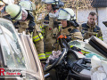 Die Feuerwehr Neuss wurde am Dienstagvormittag (20.01.) gegen 11:45 Uhr zu einem schweren Verkehrsunfall auf der Bergheimer Straße alarmiert. Nach ersten Informationen kollidierte ein Pkw-Fahrer im Begegnungsverkehr mit einem Lkw. Beim Eintreffen der Rettungskräfte war der Fahrer des Pkw in seinem stark deformierten Fahrzeug eingeklemmt. Um zu dem lebensgefährlich verletzten Mann zu gelangen, musste die Feuerwehr mit schwerem technischen Gerät eine Öffnung zum Patienten schaffen. Schließlich wurde das Dach des BMW aufgetrennt und nach hinten geklappt, um eine schnelle Rettung zu ermöglichen. Während der technischen Rettung wurde der Verletzte kontinuierlich durch den Rettungsdienst medizinisch versorgt und anschließend in ein Krankenhaus transportiert. Der Fahrer des Lkw erlitt nach bisherigen Erkenntnissen lediglich leichte Verletzungen. Die Feuerwehr stellte während des gesamten Einsatzes den Brandschutz an der Unfallstelle sicher. Ein Verkehrsunfallaufnahmeteam der Polizei sicherte anschließend die Spuren vor Ort. Die Polizei hat die Ermittlungen zur Unfallursache aufgenommen. Für die Dauer der Rettungsarbeiten sowie der Unfallaufnahme musste die Bergheimer Straße in beiden Fahrtrichtungen vollständig gesperrt werden. Die Feuerwehr Neuss wurde am Dienstagvormittag (20.01.) gegen 11:45 Uhr zu einem schweren Verkehrsunfall auf der Bergheimer Straße alarmiert. Nach ersten Informationen kollidierte ein Pkw-Fahrer im Begegnungsverkehr mit einem Lkw. Beim Eintreffen der Rettungskräfte war der Fahrer des Pkw in seinem stark deformierten Fahrzeug eingeklemmt. Um zu dem lebensgefährlich verletzten Mann zu gelangen, musste die Feuerwehr mit schwerem technischen Gerät eine Öffnung zum Patienten schaffen. Schließlich wurde das Dach des BMW aufgetrennt und nach hinten geklappt, um eine schnelle Rettung zu ermöglichen. Während der technischen Rettung wurde der Verletzte kontinuierlich durch den Rettungsdienst medizinisch versorgt und anschließend in ein Krankenhaus transportiert. Der Fahrer des Lkw erlitt nach bisherigen Erkenntnissen lediglich leichte Verletzungen. Die Feuerwehr stellte während des gesamten Einsatzes den Brandschutz an der Unfallstelle sicher. Ein Verkehrsunfallaufnahmeteam der Polizei sicherte anschließend die Spuren vor Ort. Die Polizei hat die Ermittlungen zur Unfallursache aufgenommen. Für die Dauer der Rettungsarbeiten sowie der Unfallaufnahme musste die Bergheimer Straße in beiden Fahrtrichtungen vollständig gesperrt werden.