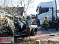 Die Feuerwehr Neuss wurde am Dienstagvormittag (20.01.) gegen 11:45 Uhr zu einem schweren Verkehrsunfall auf der Bergheimer Straße alarmiert. Nach ersten Informationen kollidierte ein Pkw-Fahrer im Begegnungsverkehr mit einem Lkw. Beim Eintreffen der Rettungskräfte war der Fahrer des Pkw in seinem stark deformierten Fahrzeug eingeklemmt. Um zu dem lebensgefährlich verletzten Mann zu gelangen, musste die Feuerwehr mit schwerem technischen Gerät eine Öffnung zum Patienten schaffen. Schließlich wurde das Dach des BMW aufgetrennt und nach hinten geklappt, um eine schnelle Rettung zu ermöglichen. Während der technischen Rettung wurde der Verletzte kontinuierlich durch den Rettungsdienst medizinisch versorgt und anschließend in ein Krankenhaus transportiert. Der Fahrer des Lkw erlitt nach bisherigen Erkenntnissen lediglich leichte Verletzungen. Die Feuerwehr stellte während des gesamten Einsatzes den Brandschutz an der Unfallstelle sicher. Ein Verkehrsunfallaufnahmeteam der Polizei sicherte anschließend die Spuren vor Ort. Die Polizei hat die Ermittlungen zur Unfallursache aufgenommen. Für die Dauer der Rettungsarbeiten sowie der Unfallaufnahme musste die Bergheimer Straße in beiden Fahrtrichtungen vollständig gesperrt werden.