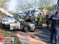 Die Feuerwehr Neuss wurde am Dienstagvormittag (20.01.) gegen 11:45 Uhr zu einem schweren Verkehrsunfall auf der Bergheimer Straße alarmiert. Nach ersten Informationen kollidierte ein Pkw-Fahrer im Begegnungsverkehr mit einem Lkw. Beim Eintreffen der Rettungskräfte war der Fahrer des Pkw in seinem stark deformierten Fahrzeug eingeklemmt. Um zu dem lebensgefährlich verletzten Mann zu gelangen, musste die Feuerwehr mit schwerem technischen Gerät eine Öffnung zum Patienten schaffen. Schließlich wurde das Dach des BMW aufgetrennt und nach hinten geklappt, um eine schnelle Rettung zu ermöglichen. Während der technischen Rettung wurde der Verletzte kontinuierlich durch den Rettungsdienst medizinisch versorgt und anschließend in ein Krankenhaus transportiert. Der Fahrer des Lkw erlitt nach bisherigen Erkenntnissen lediglich leichte Verletzungen. Die Feuerwehr stellte während des gesamten Einsatzes den Brandschutz an der Unfallstelle sicher. Ein Verkehrsunfallaufnahmeteam der Polizei sicherte anschließend die Spuren vor Ort. Die Polizei hat die Ermittlungen zur Unfallursache aufgenommen. Für die Dauer der Rettungsarbeiten sowie der Unfallaufnahme musste die Bergheimer Straße in beiden Fahrtrichtungen vollständig gesperrt werden.