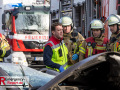 Die Feuerwehr Neuss wurde am Dienstagvormittag (20.01.) gegen 11:45 Uhr zu einem schweren Verkehrsunfall auf der Bergheimer Straße alarmiert. Nach ersten Informationen kollidierte ein Pkw-Fahrer im Begegnungsverkehr mit einem Lkw. Beim Eintreffen der Rettungskräfte war der Fahrer des Pkw in seinem stark deformierten Fahrzeug eingeklemmt. Um zu dem lebensgefährlich verletzten Mann zu gelangen, musste die Feuerwehr mit schwerem technischen Gerät eine Öffnung zum Patienten schaffen. Schließlich wurde das Dach des BMW aufgetrennt und nach hinten geklappt, um eine schnelle Rettung zu ermöglichen. Während der technischen Rettung wurde der Verletzte kontinuierlich durch den Rettungsdienst medizinisch versorgt und anschließend in ein Krankenhaus transportiert. Der Fahrer des Lkw erlitt nach bisherigen Erkenntnissen lediglich leichte Verletzungen. Die Feuerwehr stellte während des gesamten Einsatzes den Brandschutz an der Unfallstelle sicher. Ein Verkehrsunfallaufnahmeteam der Polizei sicherte anschließend die Spuren vor Ort. Die Polizei hat die Ermittlungen zur Unfallursache aufgenommen. Für die Dauer der Rettungsarbeiten sowie der Unfallaufnahme musste die Bergheimer Straße in beiden Fahrtrichtungen vollständig gesperrt werden.