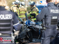 Die Feuerwehr Neuss wurde am Dienstagvormittag (20.01.) gegen 11:45 Uhr zu einem schweren Verkehrsunfall auf der Bergheimer Straße alarmiert. Nach ersten Informationen kollidierte ein Pkw-Fahrer im Begegnungsverkehr mit einem Lkw. Beim Eintreffen der Rettungskräfte war der Fahrer des Pkw in seinem stark deformierten Fahrzeug eingeklemmt. Um zu dem lebensgefährlich verletzten Mann zu gelangen, musste die Feuerwehr mit schwerem technischen Gerät eine Öffnung zum Patienten schaffen. Schließlich wurde das Dach des BMW aufgetrennt und nach hinten geklappt, um eine schnelle Rettung zu ermöglichen. Während der technischen Rettung wurde der Verletzte kontinuierlich durch den Rettungsdienst medizinisch versorgt und anschließend in ein Krankenhaus transportiert. Der Fahrer des Lkw erlitt nach bisherigen Erkenntnissen lediglich leichte Verletzungen. Die Feuerwehr stellte während des gesamten Einsatzes den Brandschutz an der Unfallstelle sicher. Ein Verkehrsunfallaufnahmeteam der Polizei sicherte anschließend die Spuren vor Ort. Die Polizei hat die Ermittlungen zur Unfallursache aufgenommen. Für die Dauer der Rettungsarbeiten sowie der Unfallaufnahme musste die Bergheimer Straße in beiden Fahrtrichtungen vollständig gesperrt werden. Die Feuerwehr Neuss wurde am Dienstagvormittag (20.01.) gegen 11:45 Uhr zu einem schweren Verkehrsunfall auf der Bergheimer Straße alarmiert. Nach ersten Informationen kollidierte ein Pkw-Fahrer im Begegnungsverkehr mit einem Lkw. Beim Eintreffen der Rettungskräfte war der Fahrer des Pkw in seinem stark deformierten Fahrzeug eingeklemmt. Um zu dem lebensgefährlich verletzten Mann zu gelangen, musste die Feuerwehr mit schwerem technischen Gerät eine Öffnung zum Patienten schaffen. Schließlich wurde das Dach des BMW aufgetrennt und nach hinten geklappt, um eine schnelle Rettung zu ermöglichen. Während der technischen Rettung wurde der Verletzte kontinuierlich durch den Rettungsdienst medizinisch versorgt und anschließend in ein Krankenhaus transportiert. Der Fahrer des Lkw erlitt nach bisherigen Erkenntnissen lediglich leichte Verletzungen. Die Feuerwehr stellte während des gesamten Einsatzes den Brandschutz an der Unfallstelle sicher. Ein Verkehrsunfallaufnahmeteam der Polizei sicherte anschließend die Spuren vor Ort. Die Polizei hat die Ermittlungen zur Unfallursache aufgenommen. Für die Dauer der Rettungsarbeiten sowie der Unfallaufnahme musste die Bergheimer Straße in beiden Fahrtrichtungen vollständig gesperrt werden.