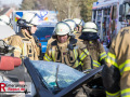 Die Feuerwehr Neuss wurde am Dienstagvormittag (20.01.) gegen 11:45 Uhr zu einem schweren Verkehrsunfall auf der Bergheimer Straße alarmiert. Nach ersten Informationen kollidierte ein Pkw-Fahrer im Begegnungsverkehr mit einem Lkw. Beim Eintreffen der Rettungskräfte war der Fahrer des Pkw in seinem stark deformierten Fahrzeug eingeklemmt. Um zu dem lebensgefährlich verletzten Mann zu gelangen, musste die Feuerwehr mit schwerem technischen Gerät eine Öffnung zum Patienten schaffen. Schließlich wurde das Dach des BMW aufgetrennt und nach hinten geklappt, um eine schnelle Rettung zu ermöglichen. Während der technischen Rettung wurde der Verletzte kontinuierlich durch den Rettungsdienst medizinisch versorgt und anschließend in ein Krankenhaus transportiert. Der Fahrer des Lkw erlitt nach bisherigen Erkenntnissen lediglich leichte Verletzungen. Die Feuerwehr stellte während des gesamten Einsatzes den Brandschutz an der Unfallstelle sicher. Ein Verkehrsunfallaufnahmeteam der Polizei sicherte anschließend die Spuren vor Ort. Die Polizei hat die Ermittlungen zur Unfallursache aufgenommen. Für die Dauer der Rettungsarbeiten sowie der Unfallaufnahme musste die Bergheimer Straße in beiden Fahrtrichtungen vollständig gesperrt werden.