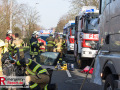 20.01.2026_Neuss_Frontalunfall_PKW_gegen_LKW_eingeklemmt_lebensgefahr 20.01.2026_Neuss_Frontalunfall_PKW_gegen_LKW_eingeklemmt_lebensgefahr