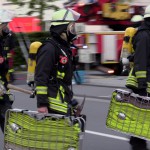 Großeinsatz: Feuer in Bürogebäude – Beruf- & Flughafenfeuerwehr im Einsatz