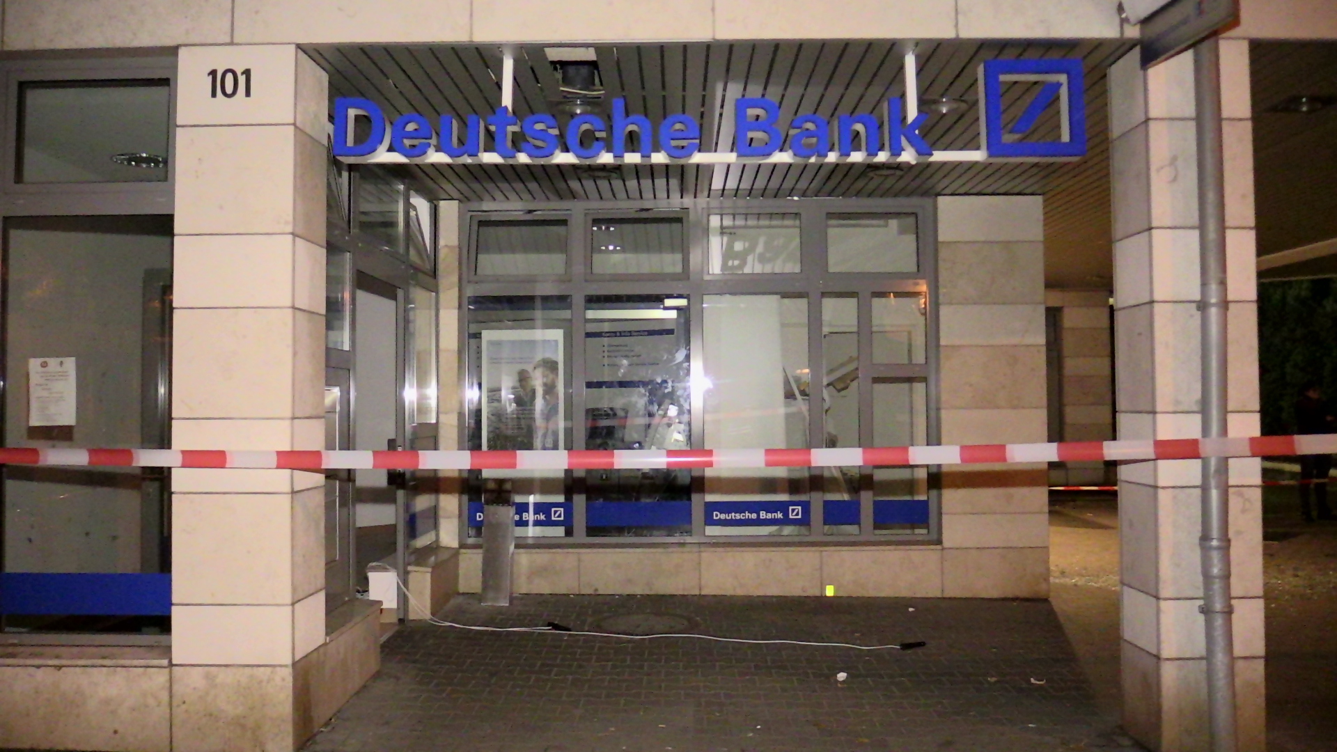 Unbekannte Tater Sprengten Geldautomaten In Deutscher Bank Filiale Emergency Report De