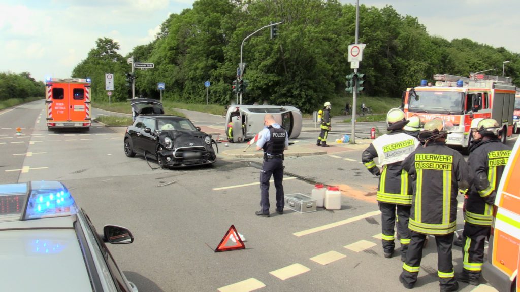 19.05.2019 – Düsseldorf Wersten – Schwerer Unfall Zwischen 2 Autos: 6 ...