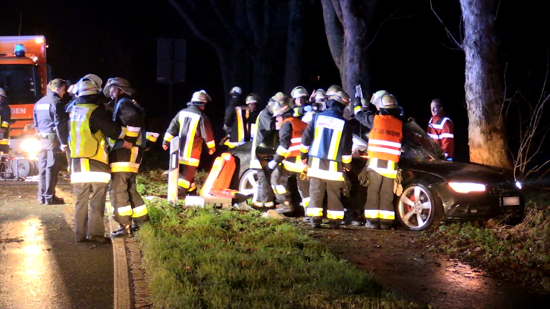 25 12 2019 Essen Kettwig Pkw Prallt Gegen Baum Fahrer Eingeklemmt Emergency Report De